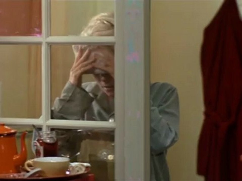 Elle, seule.