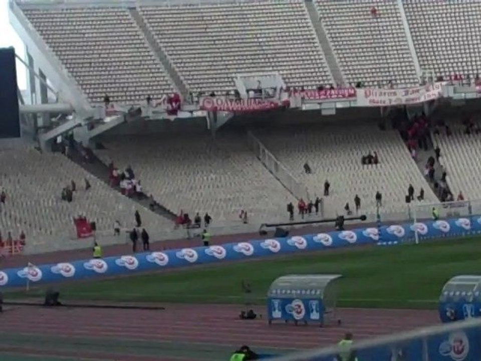 Οι πρώτοι φίλαθλοι του Ολυμπιακού μπαίνουν στο ΟΑΚΑ