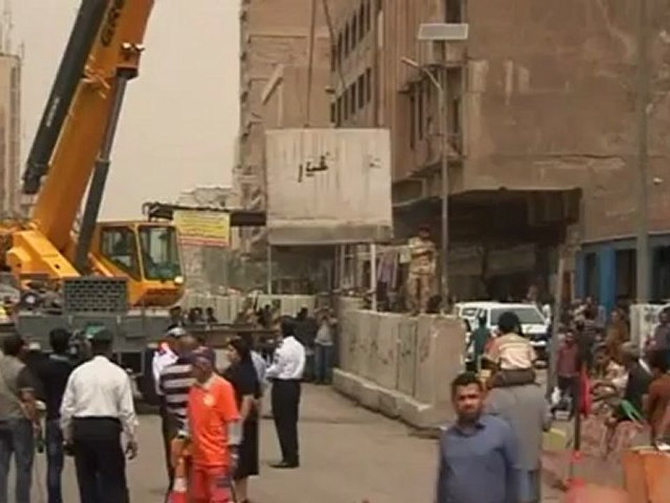Iraq tears down blast walls