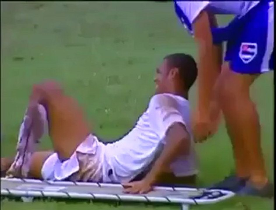 Sakatlanan futbolcuya sağlıkcı eziyeti