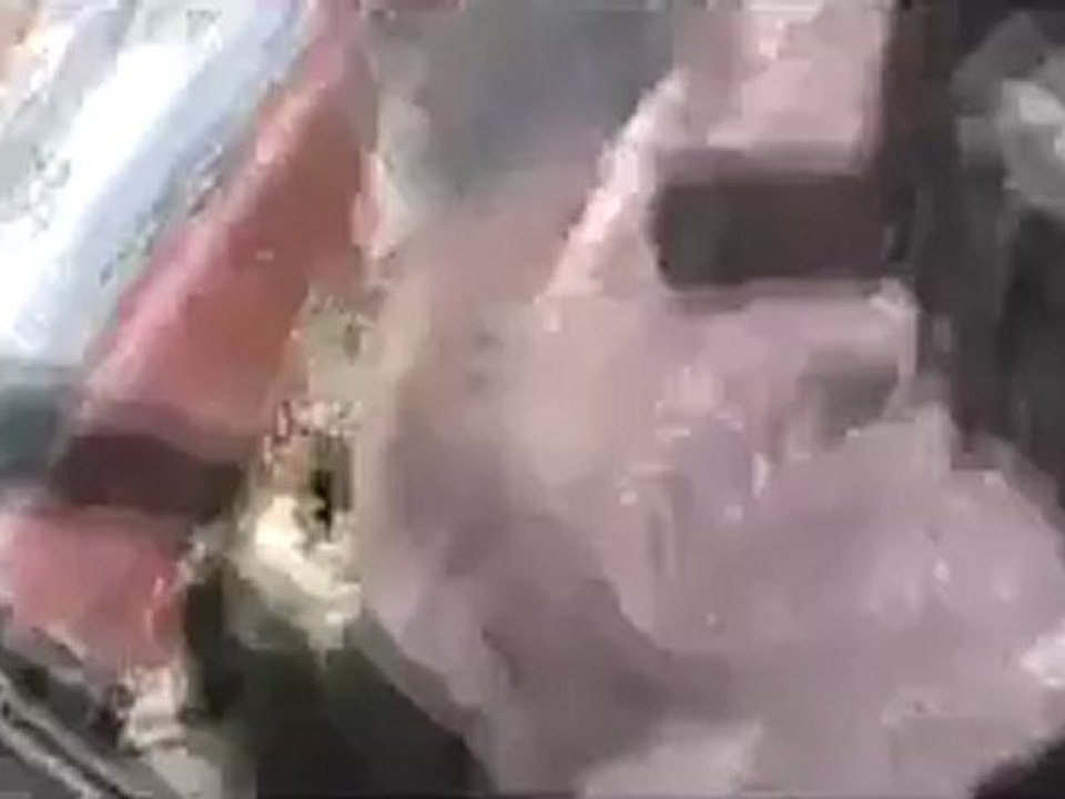 فري برس حمص باب الدريب الشهيد ابراهيم الاجعه علما انه تم ملقاة على الارض  منذ 45 يوما  تم سحبه اليوم من قيبل اللجنة الدوليين 28 4 2012 Homs