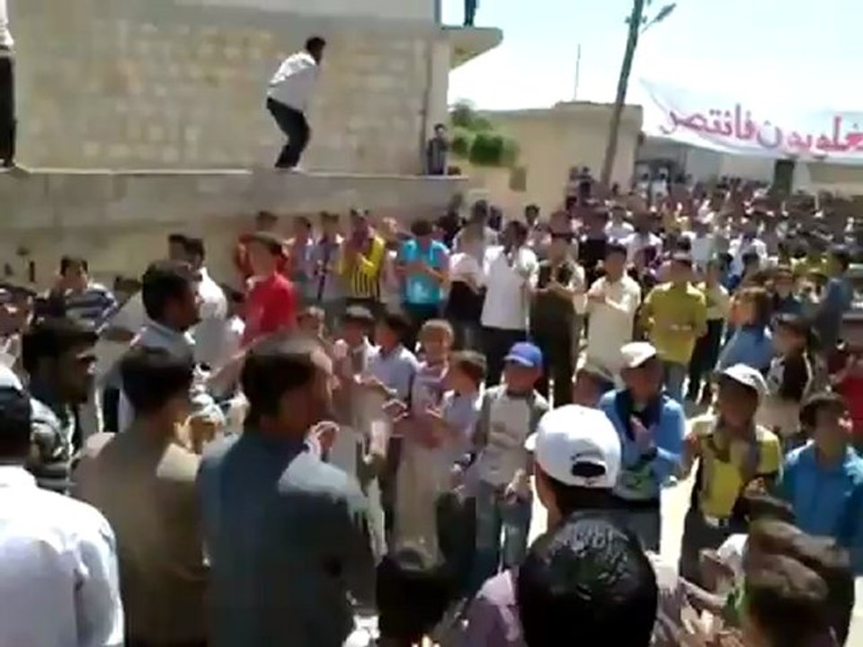 فري برس ادلب بلدة معرشمشة  مظاهرة حاشدة رغم الحصار والقصف 28 4 2012 Idlib