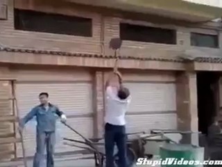 Vinçle 7. kata çıkan salak adam