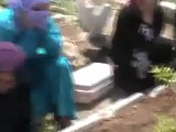 فري برس حمص الرستن  دفن الشهيدة زمزم خربطلي مع عائلتها 28 4 2012 Homs