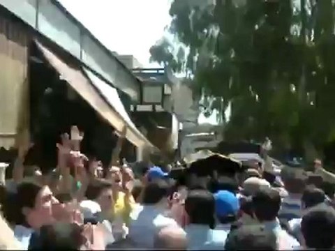 فري برس دمشق خروج أهالي الميدان بتشيع الشهيد من جامع منجك 28 4 2012 Damascus