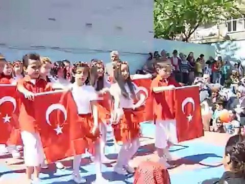 CEMAL GÜRSEL İLK ÖĞRETİM OKULU BAYRAK GÖSTERİSİ