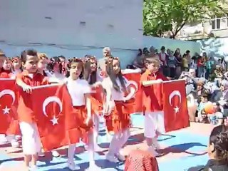 CEMAL GÜRSEL İLK ÖĞRETİM OKULU BAYRAK GÖSTERİSİ