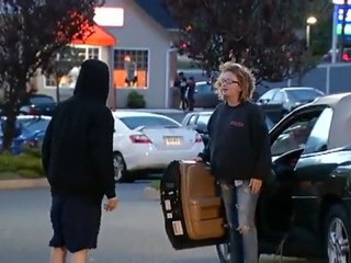 Une femme enceinte se bat avec un homme