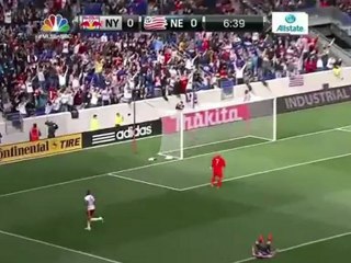 Thierry Henry marque ... et casse le poteau de corner