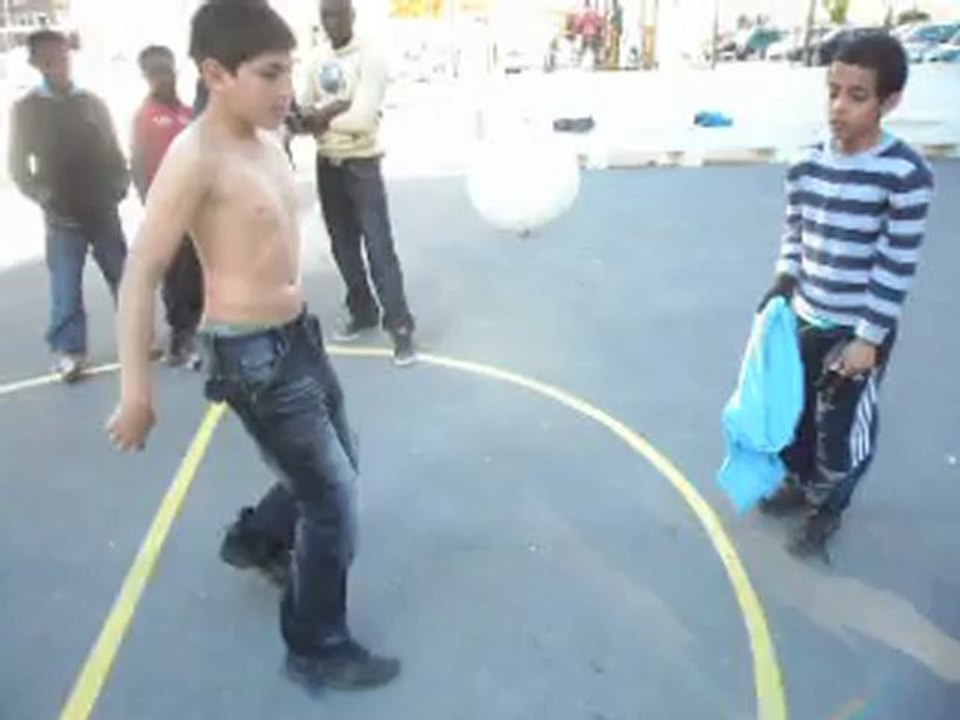 foot freestyle inédit "stripball" by prodige team challenge fondation PSG