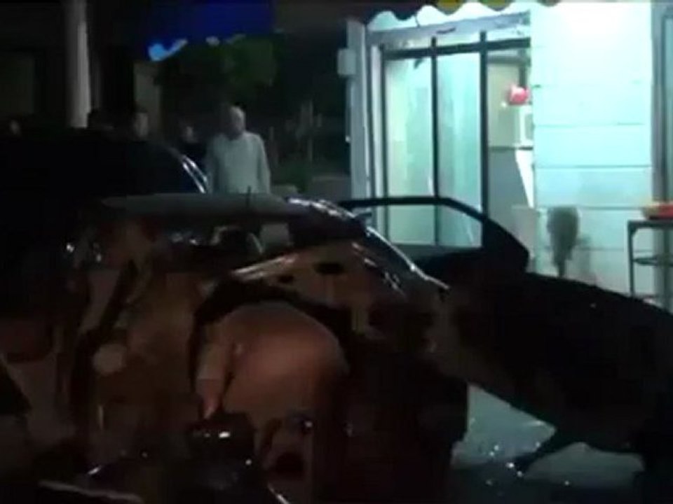 فري برس إدلب سراقب استهداف سيارة بقذيفة من قبل ميليشيات الأسد  29 4 2012 Idlib