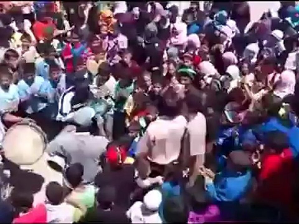 فري برس درعا ابطع مظاهرة طلابية الأحد تضامنا مع المدن المنكوبة 29 4 2012 Daraa