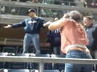 Fight : Une fan des Red Sox se fait calmer