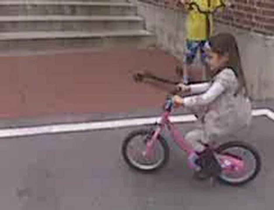 Alissa fait du vélo sans roulettes pour la premiere fois