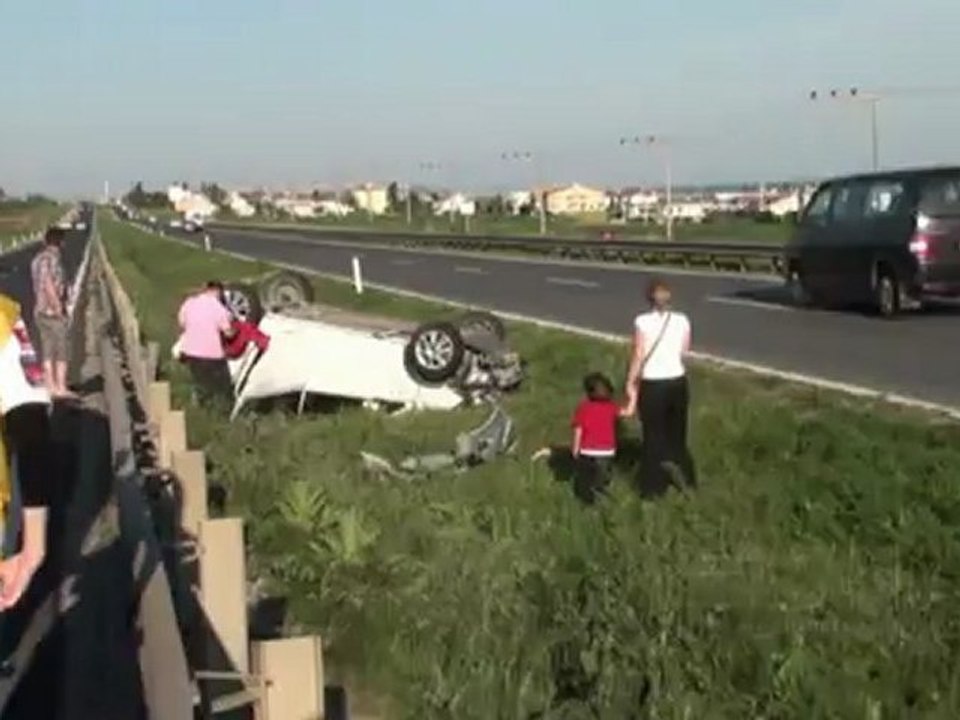 Düz yolda takla attı