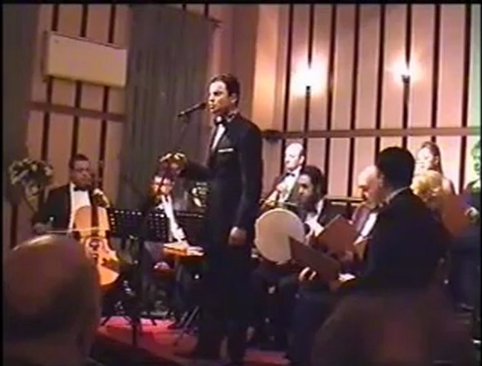 Noyan Bükülen - Sonbahar goncası mı göğsünün üstündeki gül