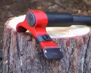 Odun balta ile böyle kırılır