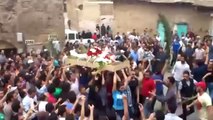 Siria - Manifestanti ai funerali del martire Zahra Noor a Damasco (30.04.12)