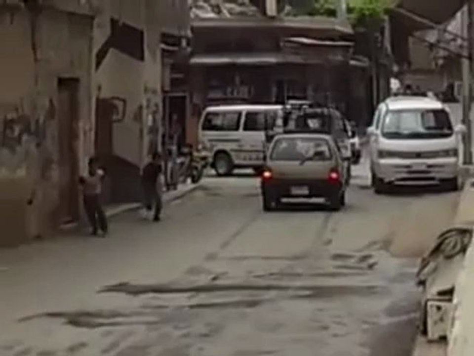 فري برس ريف دمشق زملكا عصابات الأسد تنتشر بالبلدة وتقوم بتكسر المحلات لفك الاضراب 30 4 2012 ج2 Damascus