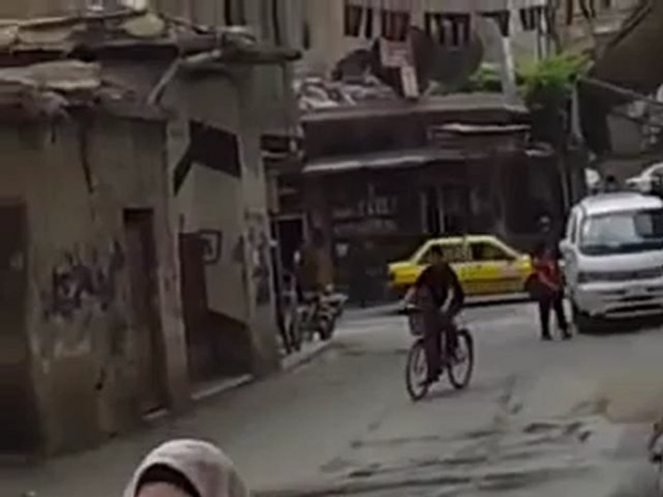 فري برس ريف دمشق زملكا عصابات الأسد تنتشر بالبلدة وتقوم بتكسر المحلات لفك الاضراب 30 4 2012 ج1 Damascus