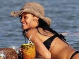 Rihanna Shows Off Her Figure in Hawaii