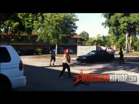 Crazy Girls Bust Each Others Car Windows After Fighting
