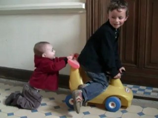Antoine pousse son frêre (12 mois)