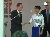 Ban Ki-moon può finalmente stringere la mano a Aung San...