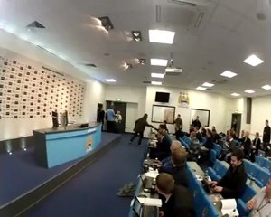 Liam toplantıyı bastı