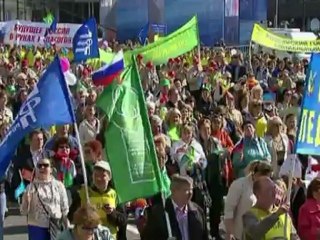 Putin joins over 100,000 at Moscow May Day march