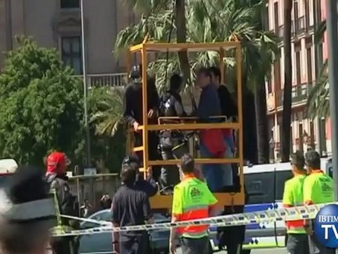 Fireman rescue Japanese Tourists Stuck Up Spanish Monumnent