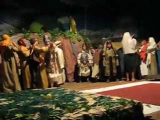 simon de cirene ayuda a jesus a cargar la cruz