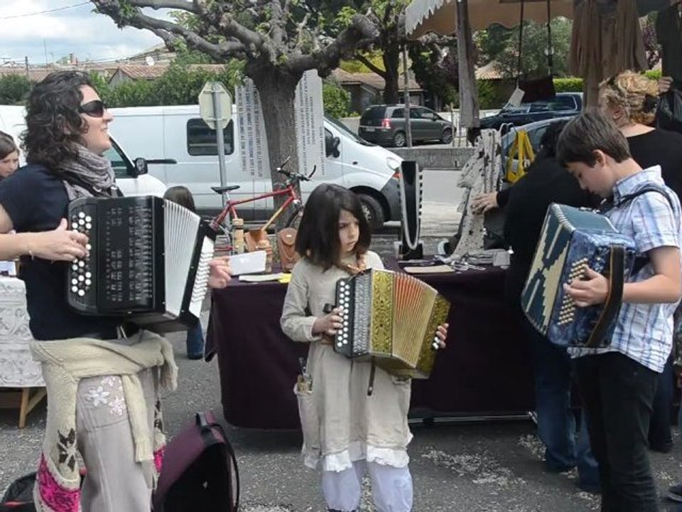 1er mai  Braderie des potiers Saint Quentin la Poterie et marché du printemps les caves de l'Uzege