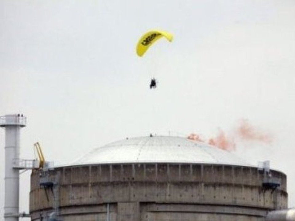 Greenpeace survole l'usine nucléaire de Bugey