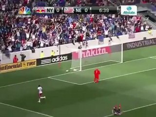 Thierry Henry marque ... et casse le poteau de corner