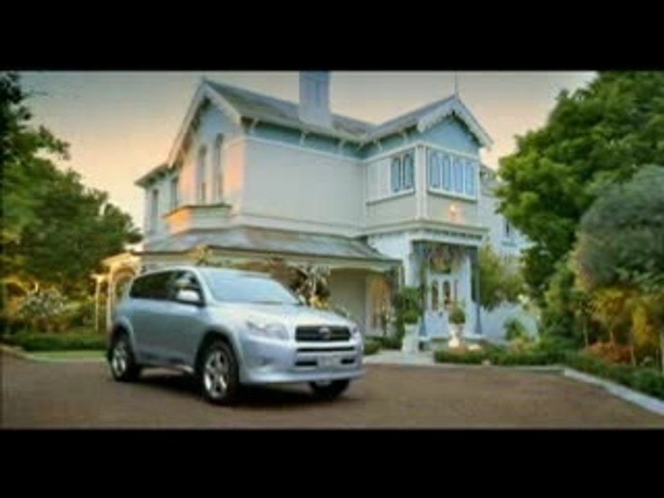 pub-toyota-rav4-happy-together