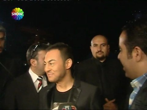 Serdar Ortaç Kral Tv Müzik ödüllerine güvenlik ordusuyla katıldı