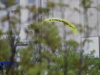 Tải video: Greenpeace activist flies into French nuclear plant