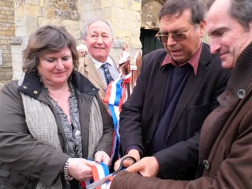 Deux nouveaux coqs sur le clocher à Curchy
