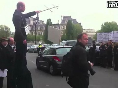 La Scientologie manifeste devant l'ENM