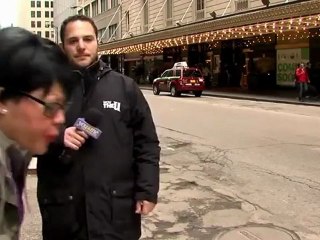 Extraña mujer con el hábito de escupir en la calle