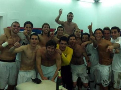 La célébration des joueurs du Real Madrid dans le vestiaire