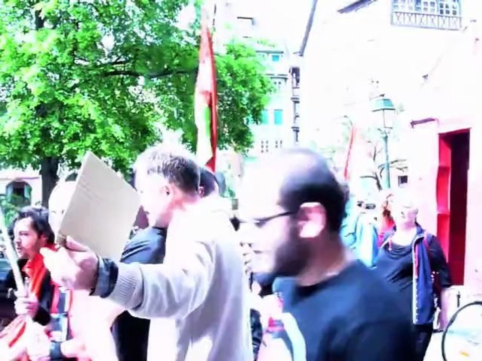 Free hugs .Câlins gratuit version longue Strasbourg 1mai 2012