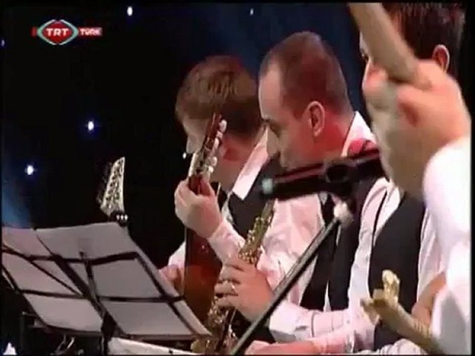 İlkay  AKKAYA    "GİT   "