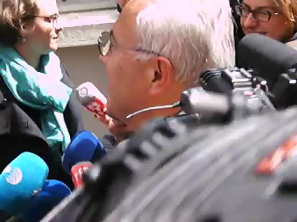 3 mai (13h45) Déclaration du porte-parole du MODEM : la décision repoussée à demain aura un caractère historique...