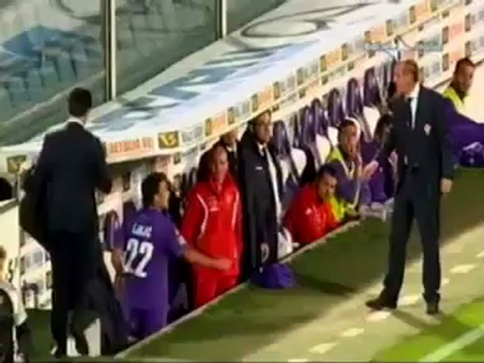 El entrenador de la Fiorentina, Rossi, agrede a uno de sus jugadores en el banco de suplentes