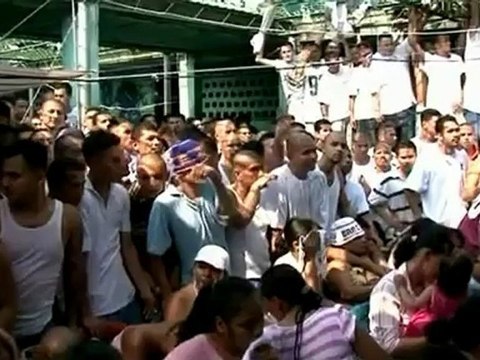 Salvadoran gangs extend truce