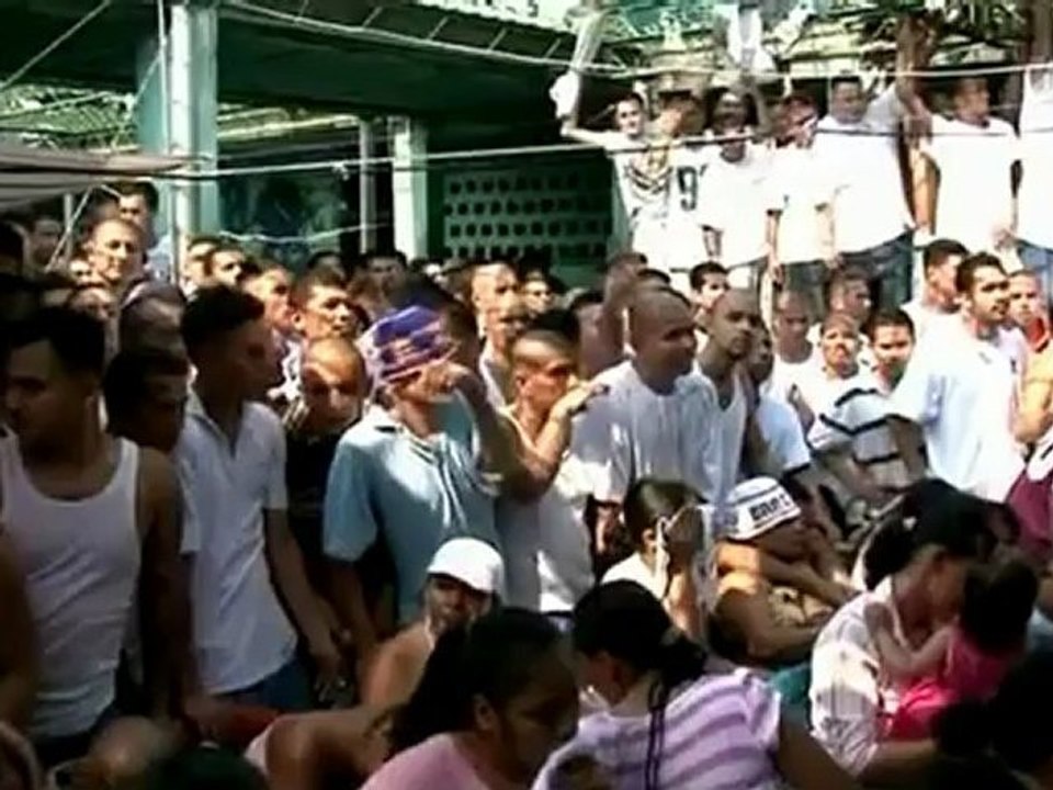 Salvadoran gangs extend truce