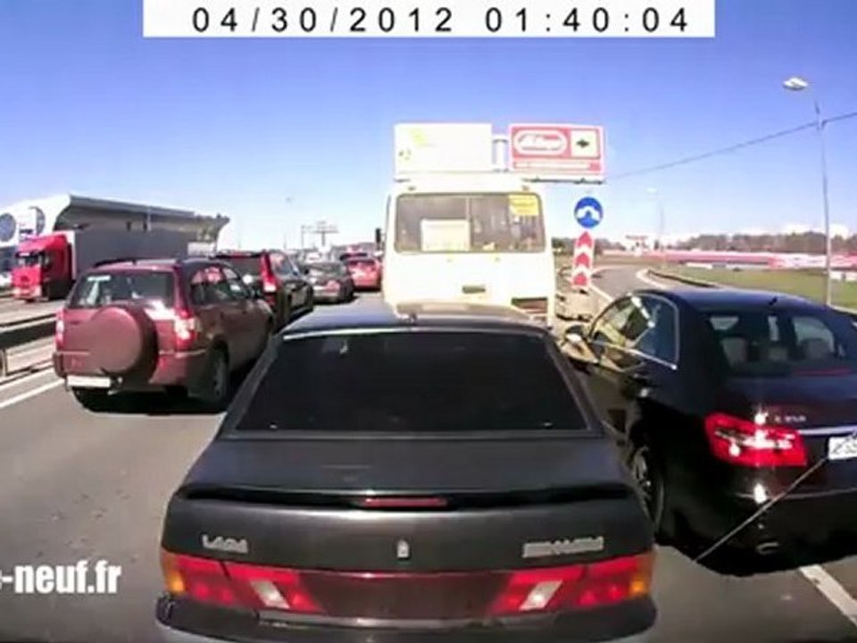 Il sort un flingue de sa voiture en Russie