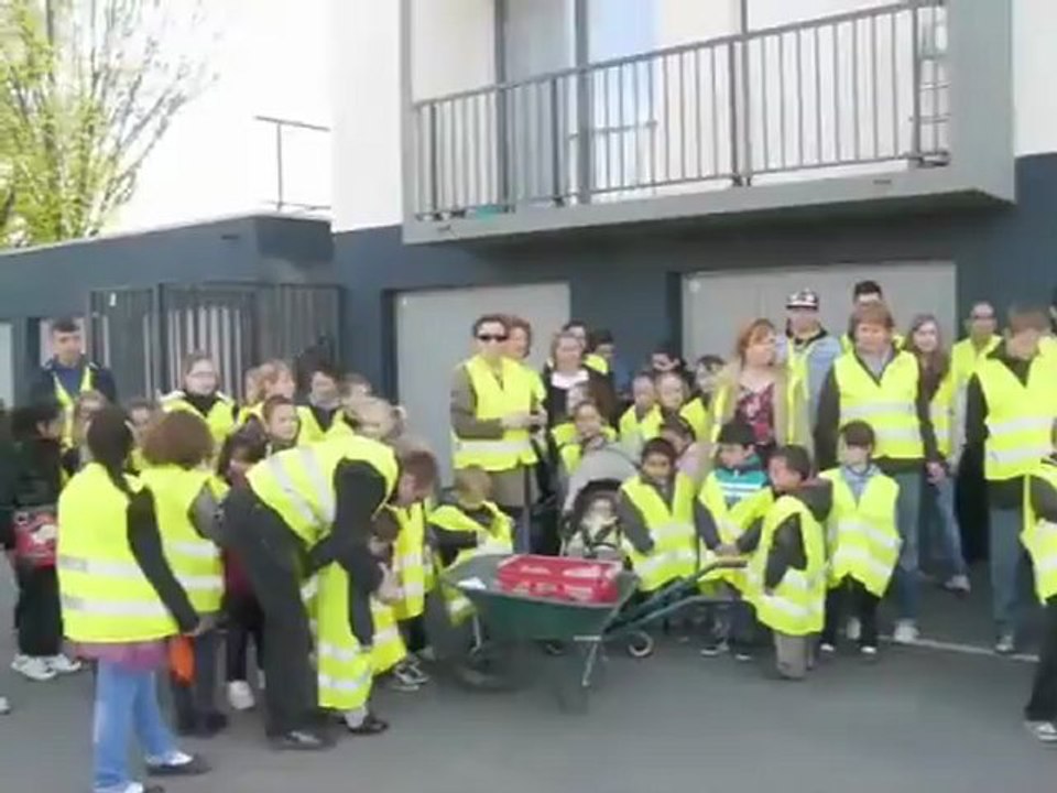 Valenciennes : Les habitants du faubourg de Cambrai nettoient leur quartier